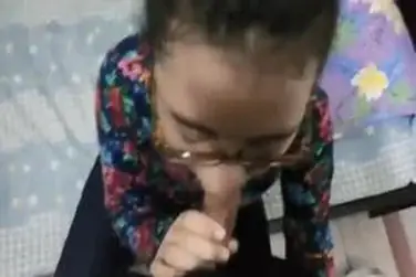 Gadis Berkacamata Cantik Pasrah Servis Kasur