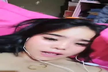 Gaya Unik Live Pamer Memek Pake Earphone